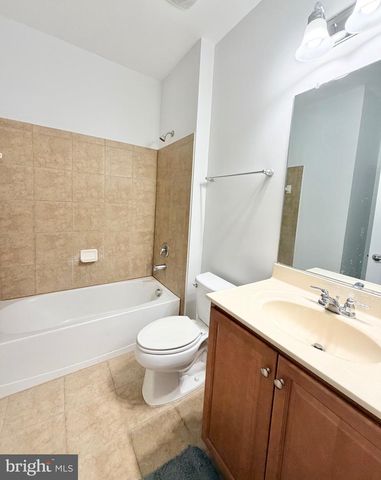 2048 BLUNT LN, Alexandria, VA 22303