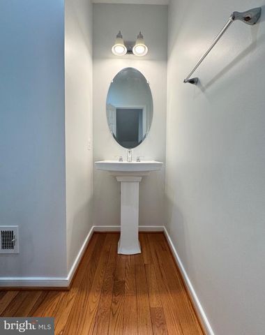 2048 BLUNT LN, Alexandria, VA 22303