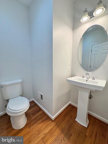 2048 BLUNT LN, Alexandria, VA 22303
