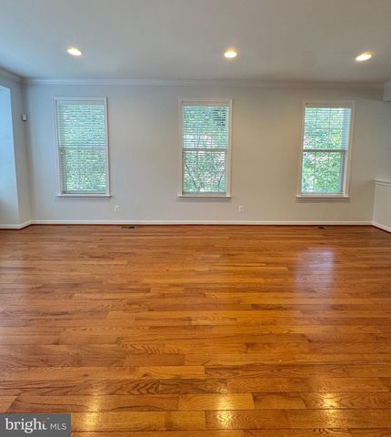 2048 BLUNT LN, Alexandria, VA 22303
