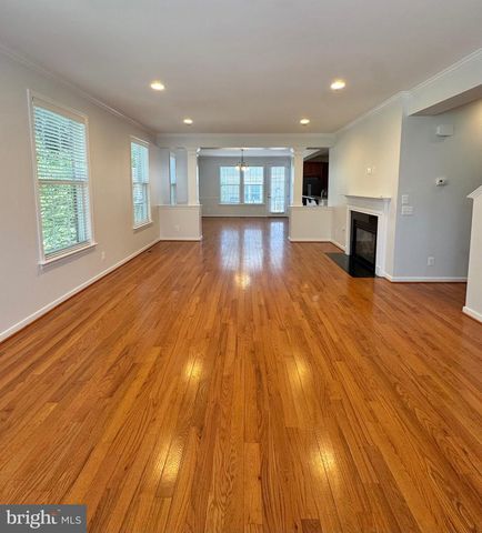 2048 BLUNT LN, Alexandria, VA 22303