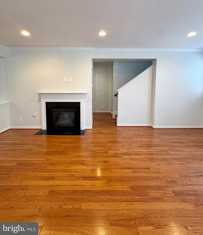 2048 BLUNT LN, Alexandria, VA 22303