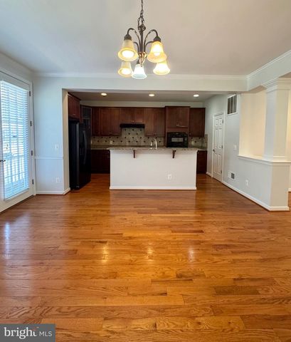 2048 BLUNT LN, Alexandria, VA 22303