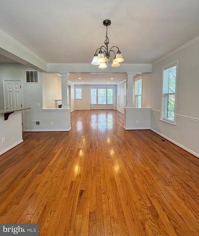 2048 BLUNT LN, Alexandria, VA 22303