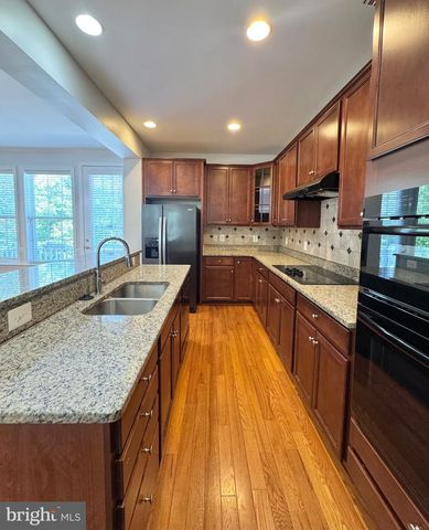 2048 BLUNT LN, Alexandria, VA 22303