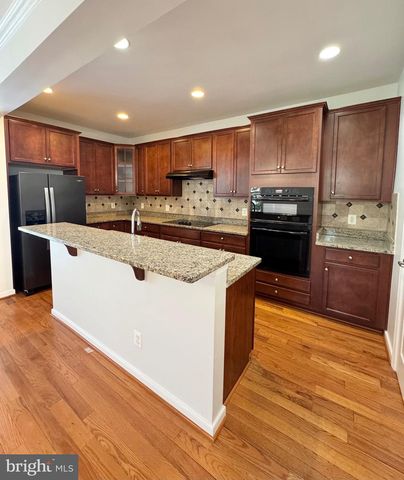 2048 BLUNT LN, Alexandria, VA 22303