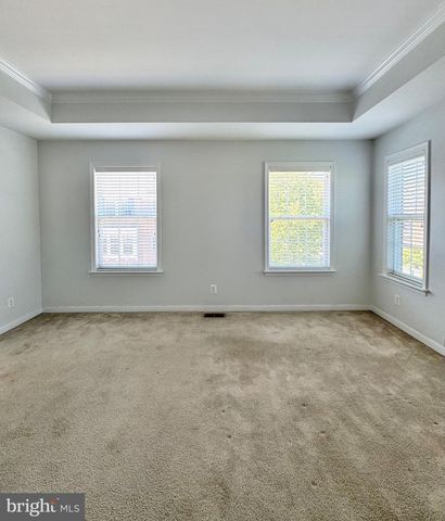 2048 BLUNT LN, Alexandria, VA 22303