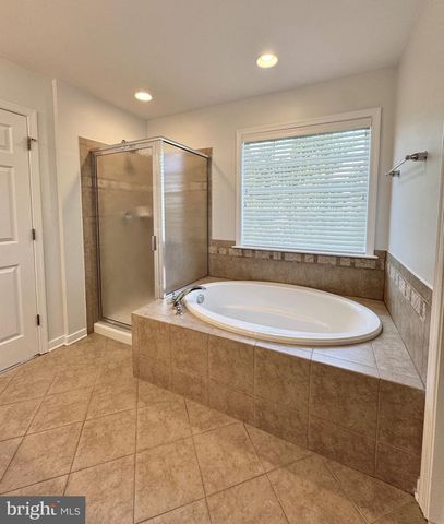 2048 BLUNT LN, Alexandria, VA 22303