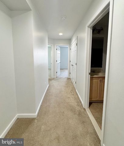 2048 BLUNT LN, Alexandria, VA 22303