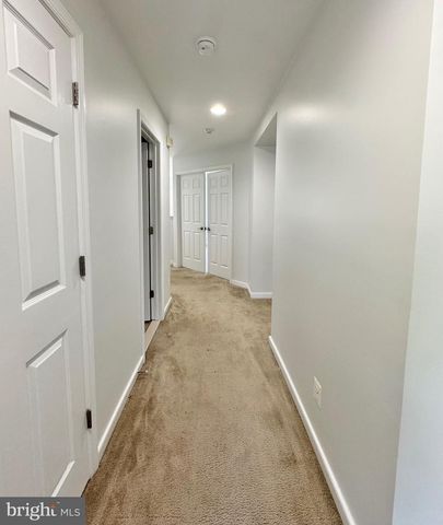 2048 BLUNT LN, Alexandria, VA 22303