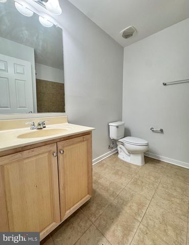 2048 BLUNT LN, Alexandria, VA 22303
