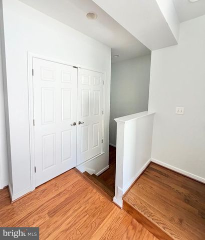 2048 BLUNT LN, Alexandria, VA 22303