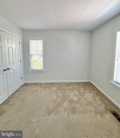 2048 BLUNT LN, Alexandria, VA 22303