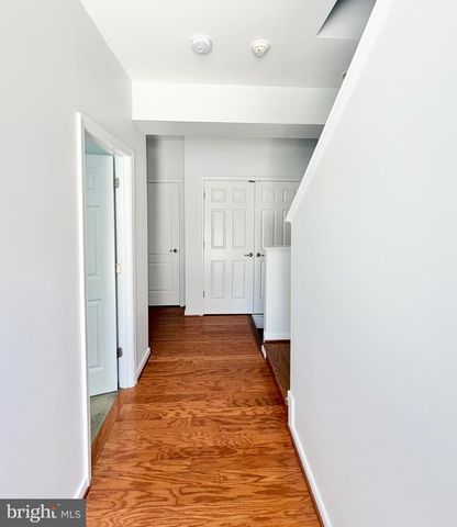 2048 BLUNT LN, Alexandria, VA 22303
