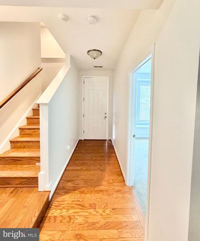 2048 BLUNT LN, Alexandria, VA 22303