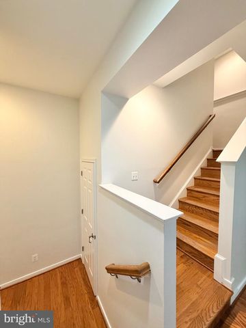 2048 BLUNT LN, Alexandria, VA 22303