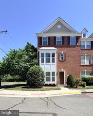 2048 BLUNT LN, Alexandria, VA 22303