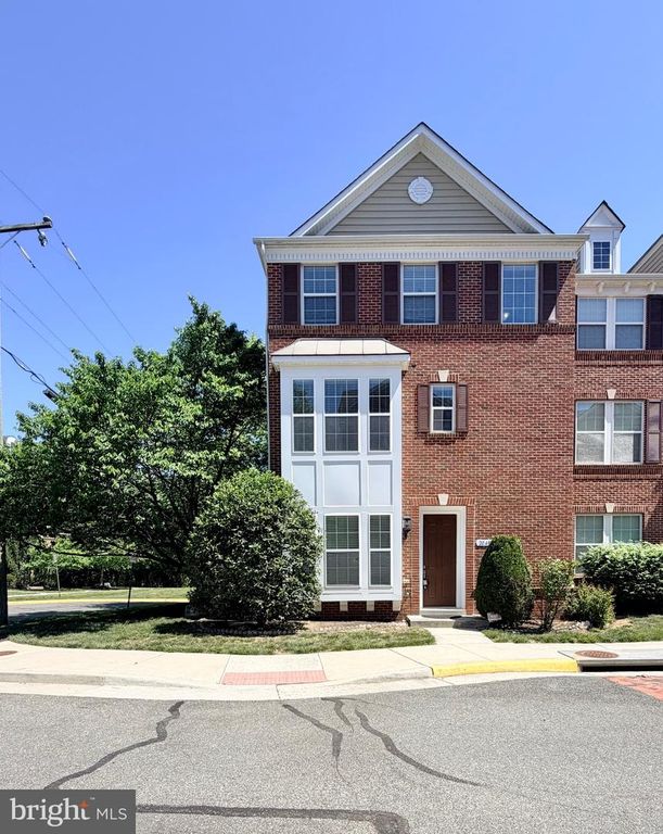 2048 BLUNT LN, Alexandria, VA 22303