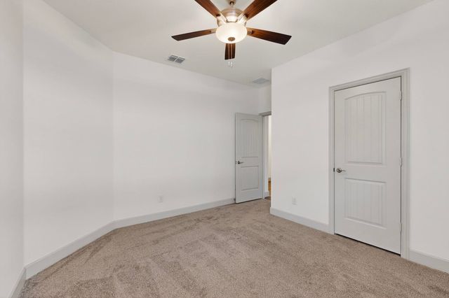 560 Oak Creek Drive, Lavon, TX 75166