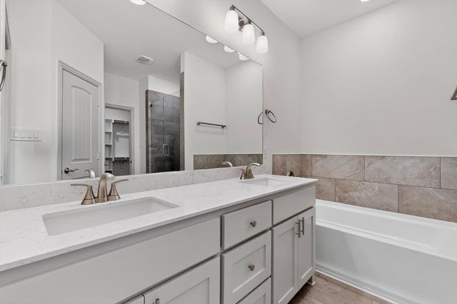 560 Oak Creek Drive, Lavon, TX 75166