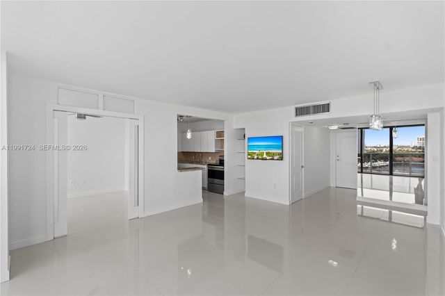 3675 N Country Club Drive 1501, Aventura, FL 33180