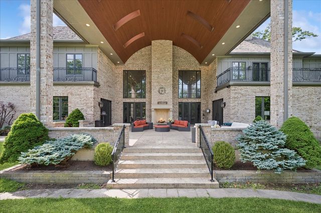 24 Bridlewood Road, Northbrook, IL 60062