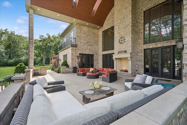 24 Bridlewood Road, Northbrook, IL 60062