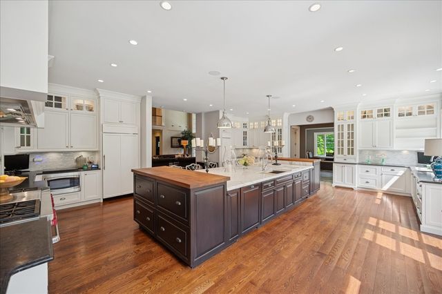 24 Bridlewood Road, Northbrook, IL 60062