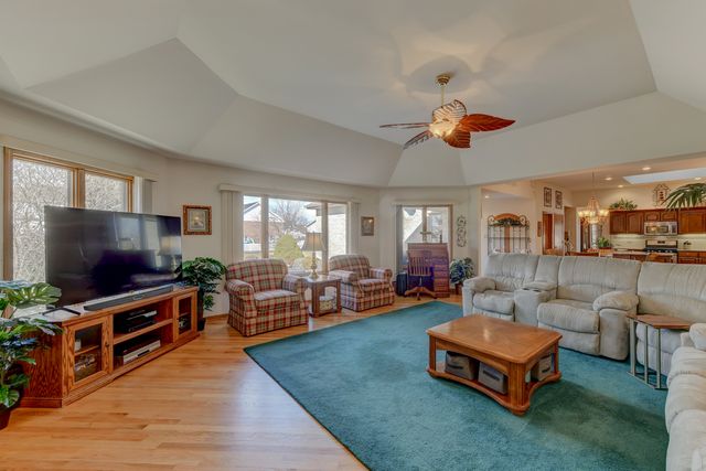 8502 Meadows Edge Trail, Tinley Park, IL 60487