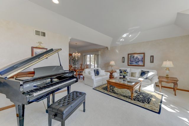 8502 Meadows Edge Trail, Tinley Park, IL 60487