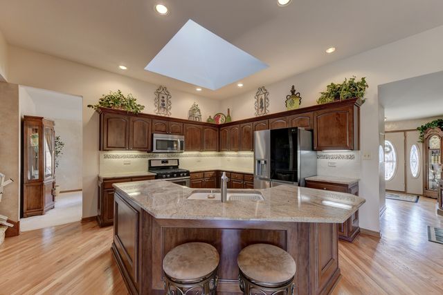 8502 Meadows Edge Trail, Tinley Park, IL 60487