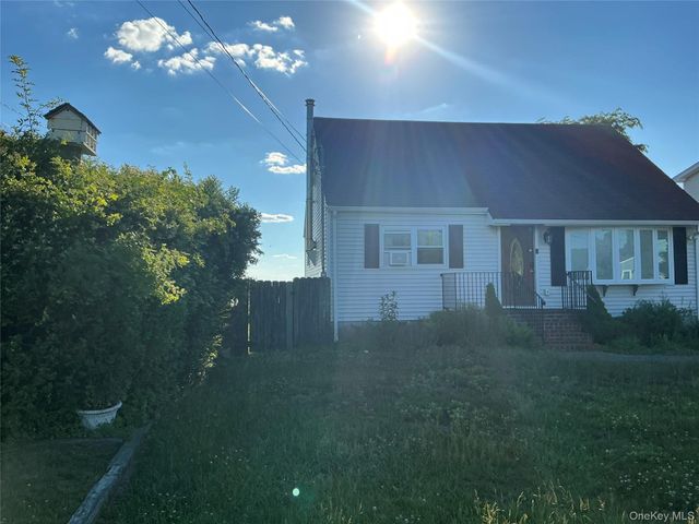 90 Grandview Drive, Shirley, NY 11967