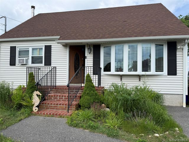 90 Grandview Drive, Shirley, NY 11967