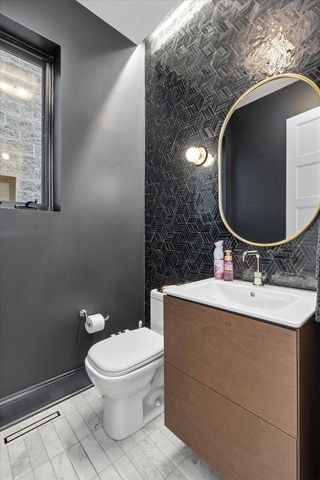 1936 N Wilmot Avenue, Chicago, IL 60647