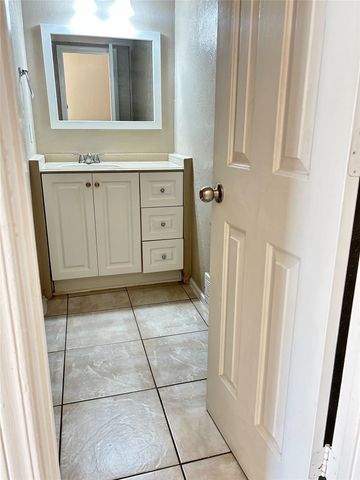 2818 S Fielder Road, Arlington, TX 76015