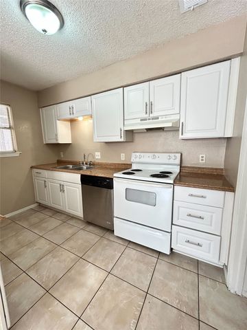 2818 S Fielder Road, Arlington, TX 76015