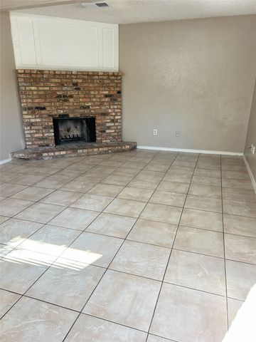 2818 S Fielder Road, Arlington, TX 76015