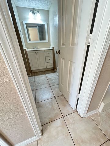 2818 S Fielder Road, Arlington, TX 76015