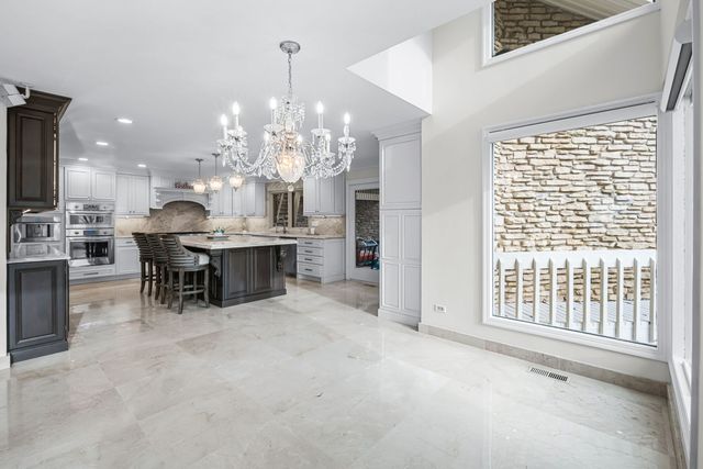 1916 Midwest Club Parkway, Oak Brook, IL 60523