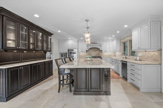 1916 Midwest Club Parkway, Oak Brook, IL 60523