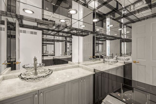 1916 Midwest Club Parkway, Oak Brook, IL 60523