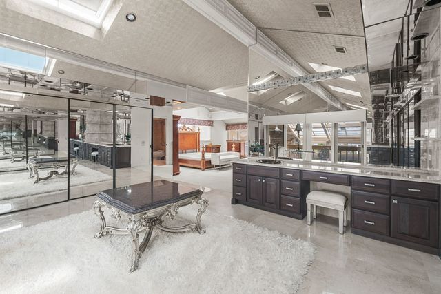 1916 Midwest Club Parkway, Oak Brook, IL 60523