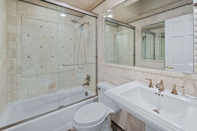 1916 Midwest Club Parkway, Oak Brook, IL 60523