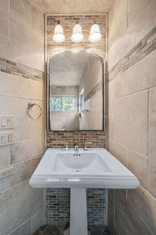 1916 Midwest Club Parkway, Oak Brook, IL 60523