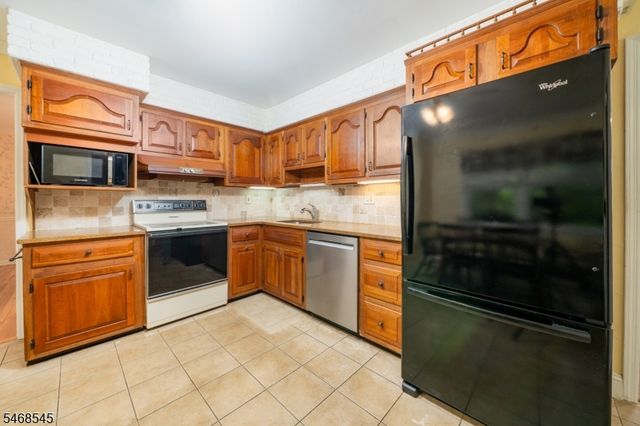 8 Hathaway Dr, New Providence Boro, NJ 07974