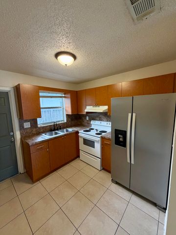 2915 SW 17th Street A-b, Fort Lauderdale, FL 33312