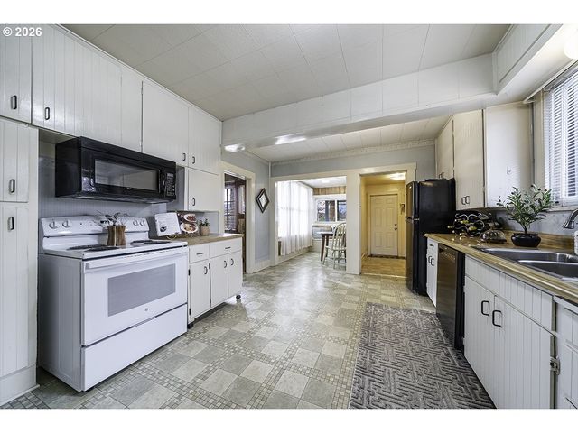 408 OAK GROVE Rd, Medford, OR 97501