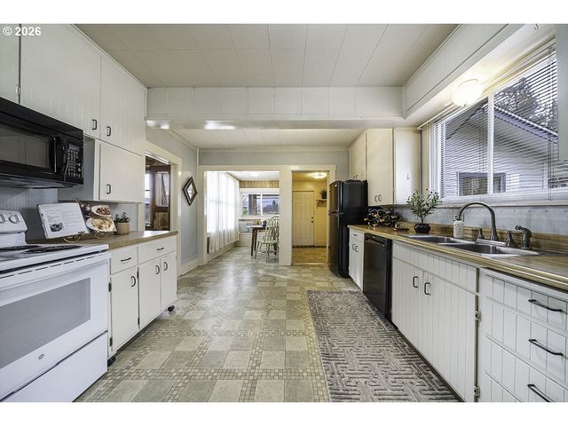 408 OAK GROVE Rd, Medford, OR 97501