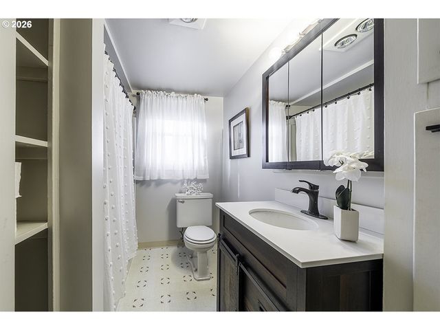 408 OAK GROVE Rd, Medford, OR 97501