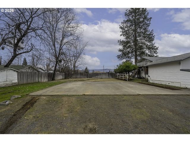 408 OAK GROVE Rd, Medford, OR 97501